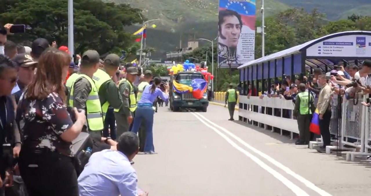 Venezuela E Colômbia Reabrem Fronteira Após Sete Anos De Tensões Fotos Voz Do ParÁ 2974